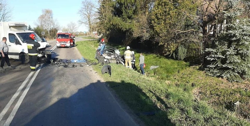 Wypadek Trutnowy [14.04.2020 r.] Zderzenie osobówki z samochodem dostawczym. 31-letnia kobieta trafiła do szpitala