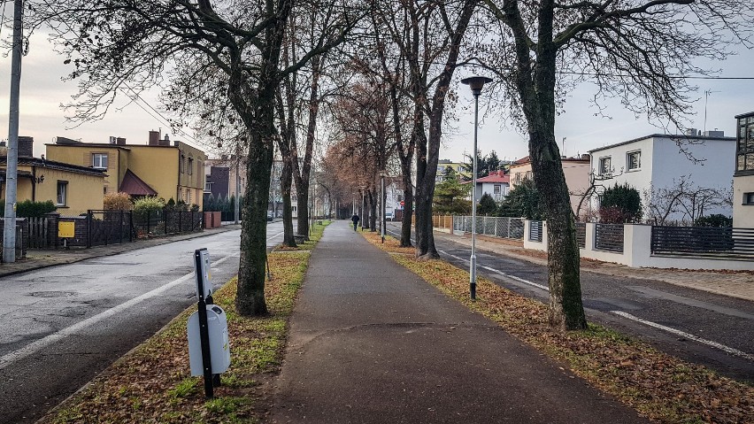 Ciąg pieszy i rowerowy ciągnący się od Dąbrowskiego aż do...