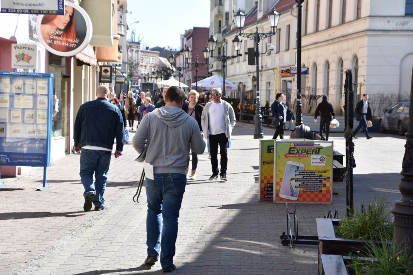 Poniedziałek był pierwszym dniem bez maseczek, kwarantanny i...