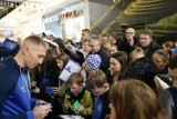 Niebieskie Mikołajki z piłkarzami Ruchu Chorzów w Galerii AKS. To była gratka dla kibiców - zobacz ZDJĘCIA