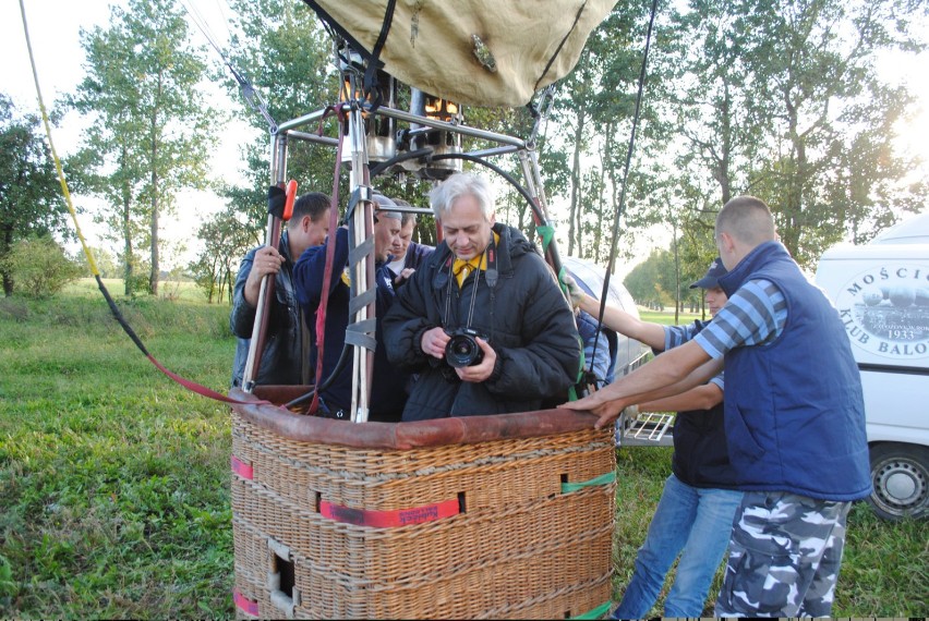 W koszu balonowym nad miastem unieśli się w 2012 roku...