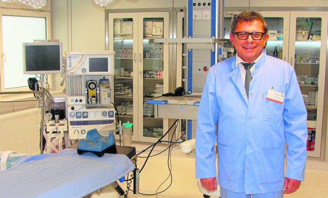 Lek. med. Piotr Skrobisz, kierownik bloku operacyjnego Szpitala św. Łukasza w Tarnowie, prezentuje nową salę zabiegową