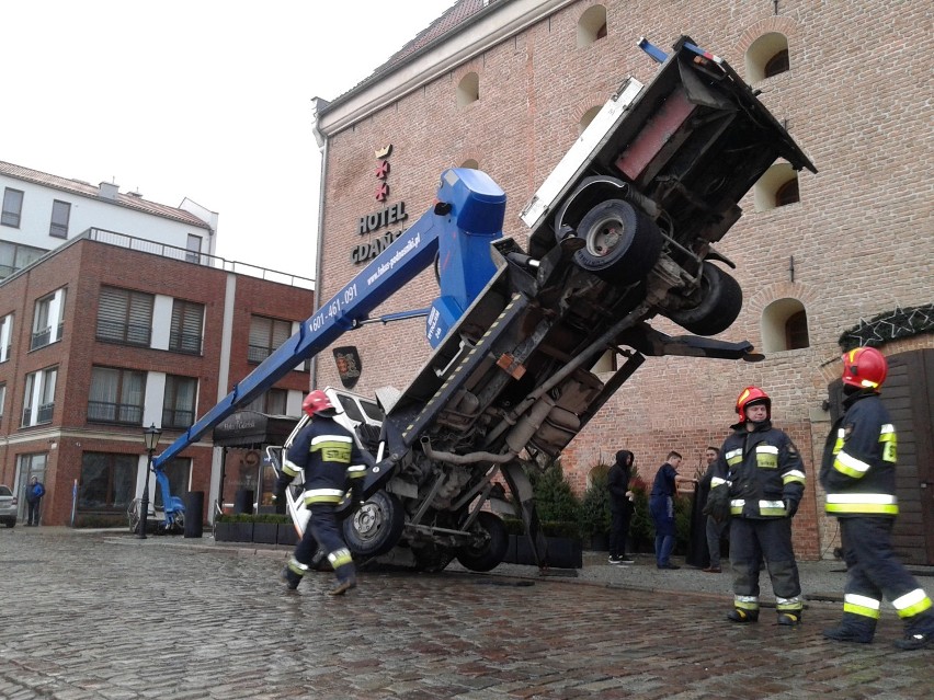 Dźwig przewrócił się w Gdańsku. Dwie osoby spadły z wysięgnika [ZDJĘCIA, WIDEO]