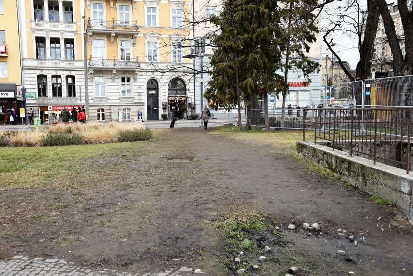 Centrum przesiadkowe Opole Główne. Skwer z wydeptanym...