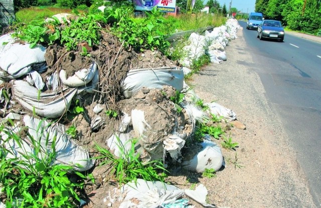 O powodzi przypominają worki leżące przy wjeździe do Jelcza