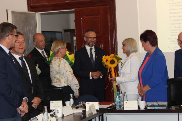 Podczas sesji burmistrzowi Wąbrzeźna wręczono w podziękowaniu wręczono kwiaty