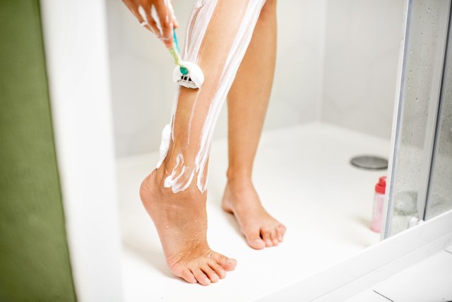 Piękne nogi to nie tylko nogi zgrabne, ale również idealnie gładkie i bez zbędnego owłosienia. Metod depilacji jest dużo. Jeśli jednak preferujesz maszynkę do golenia, musisz wystrzegać się pewnych błędów.