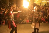 Bohemica Sanguis - nocne pokazy walk rycerskich na Rynku Staromiejskim w Toruniu [ZDJĘCIA]