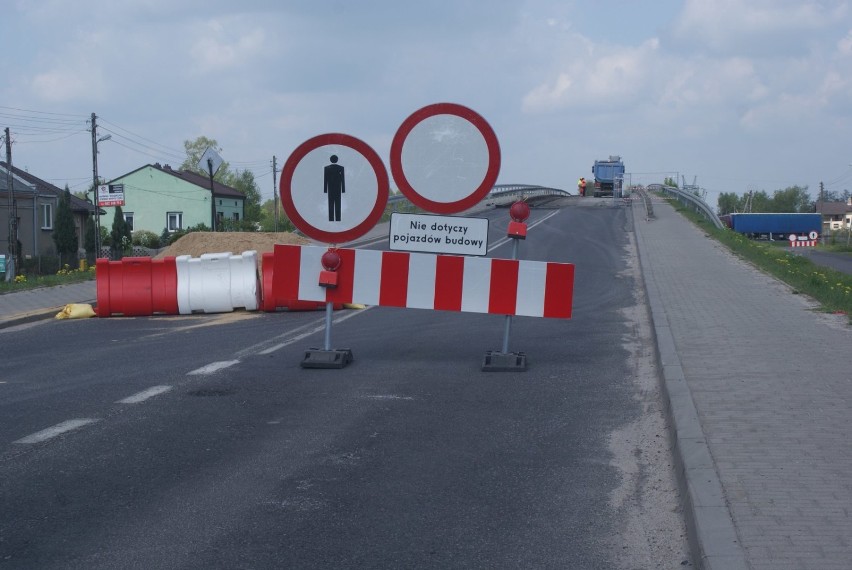 Budowa autostrady A1 koło Piotrkowa. Rozbiórka wiaduktu na...