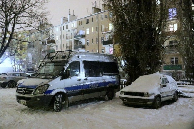 W starym volkswagenie golfie często mieli nocować bezdomni. We wtorek znaleziono tam ciało mężczyzny