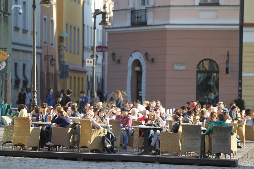 Na Starym Rynku są już ogródki! Poznaniacy nie chcą siedzieć...