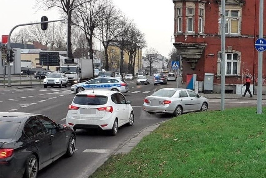 Wypadek na ul. Tuwima w Słupsku. Czołowe zderzenie dwóch aut