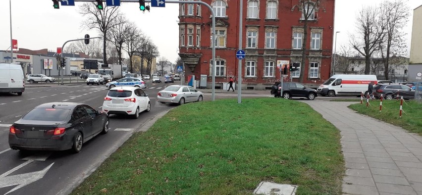 Wypadek na ul. Tuwima w Słupsku. Czołowe zderzenie dwóch aut
