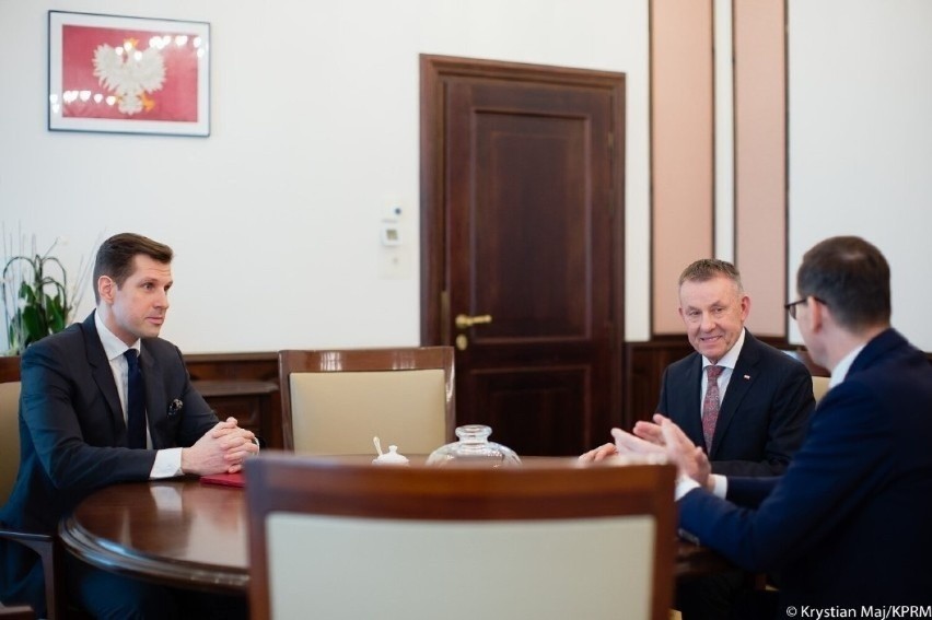 Od lewej: Tobiasz Bocheński, Karol Młynarczyk i premier...