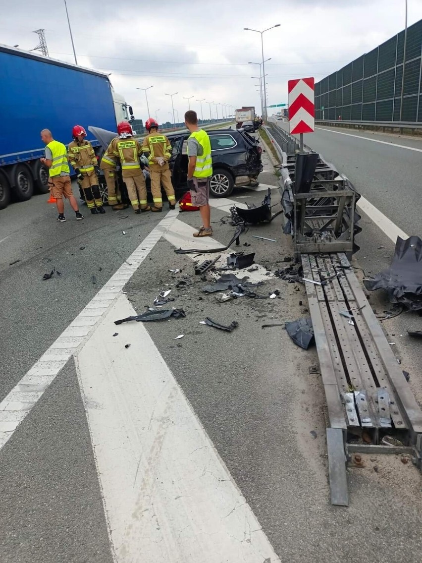 Zderzenie ciężarówki z osobówką, samochód uderzył w bariery energochłonne na zjeździe z S7 przy Targach Kielce