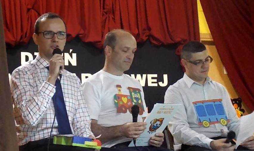Nauczyciele czytali Tuwima. Dzień Edukacji Narodowej w malborskiej "dziewiątce"