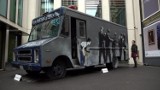 Furgon policyjny ozdobiony przez Banksy'ego trafi na sprzedaż. Może kosztować nawet 1,5 mln dolarów (wideo)
