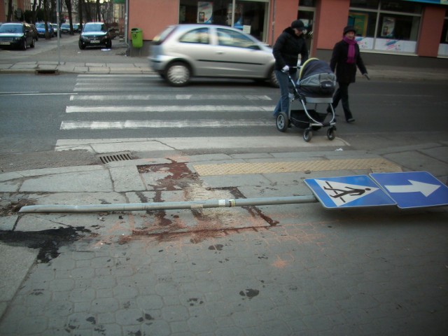 Róg ulic Reymonta i Kościuszki w Opolu. Centrum miasta. Dziś, przy niedzieli, ruch jest tu niewielki. Ale jutro rano,  przez to przejście, będą przewalać się tabuny pieszych.