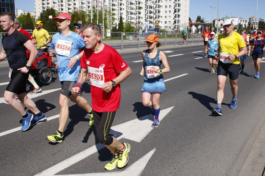 Orlen Warsaw Marathon 2018. Biegacze pokonali królewski...