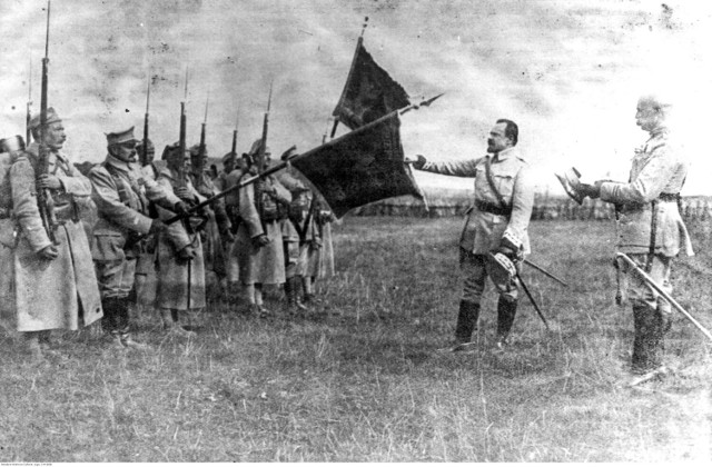 W 1914 roku objął dowództwo w 3 pułku Legionów i wyruszył na front w Karpatach Wschodnich, a w 1916 roku dowództwo II Brygady Legionów, z którą w 1918 roku przebił się przez front pod Rarańczą i połączył z wojskami polskimi w Rosji.
