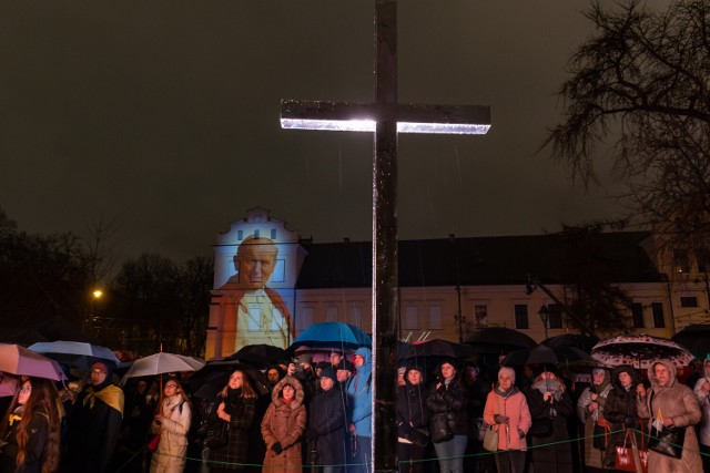 Kraków. Wieczorem 2 kwietnia 2023 pod oknem papieskim na Franciszkańskiej odbyło się czuwanie, które zgromadziło tłumu wiernych.
