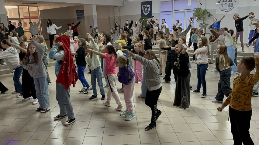 Tak uczniowie tańczą i bawią się podczas "Aktywnych przerw"...