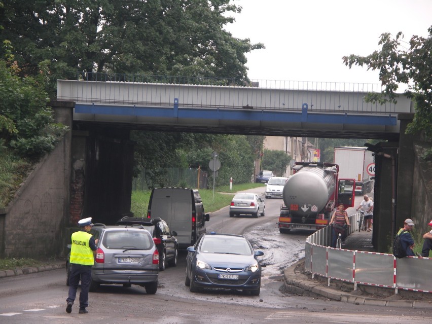 Tir blokuje ul. Kobylińską. Ma zalany silnik! [ZDJĘCIA]