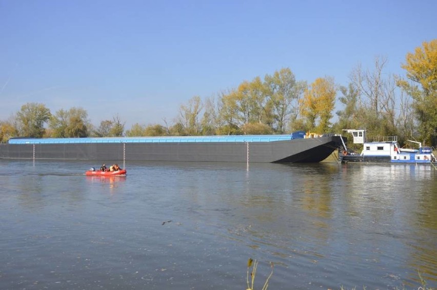 Głogów: Mechanik z załogi barki, która dryfowała po Odrze był nietrzeźwy