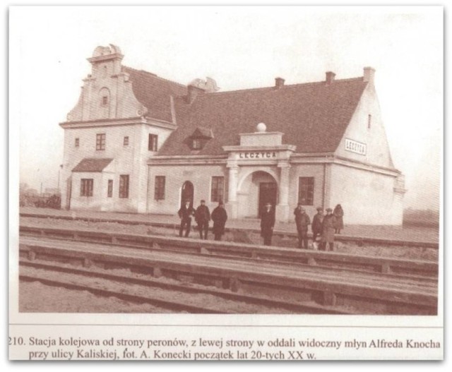 1925 rok - dworzec powstał na wybudowanym nowym odcinku linii kolejowej z Łodzi do Kutna