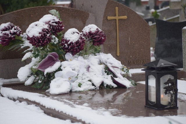 Cmentarz Parafialny w Sieradzu pod śniegiem. Za bramą wielkiej ciszy