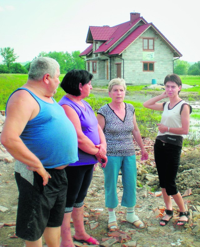 Mieszkańcy Damienic domagają się od urzędników powiatu konkretnych decyzji