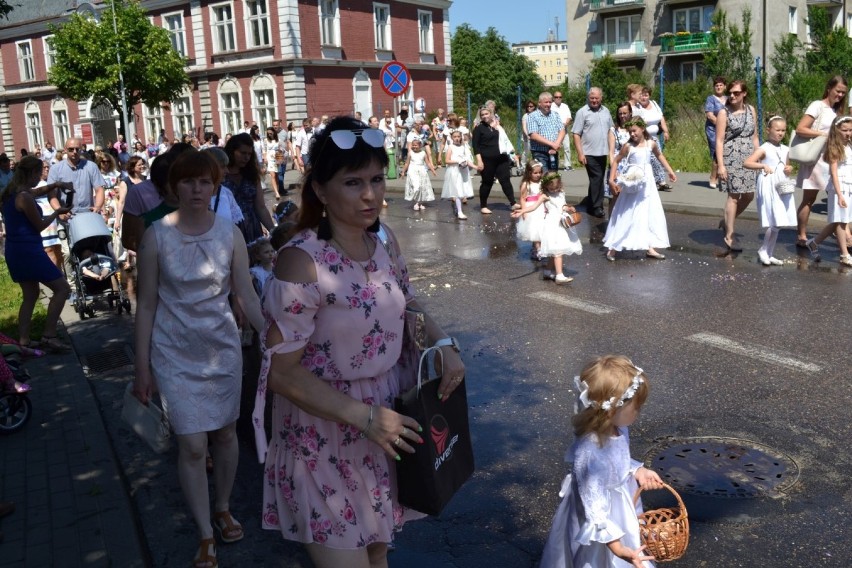 Procesja trzech parafii przeszła ulicami Kartuz. Homilię...