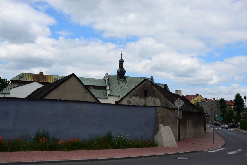 Mur klasztorny w Wieluniu wciąż szpeci. Co z wykonaniem kolejnego muralu? ZDJĘCIA