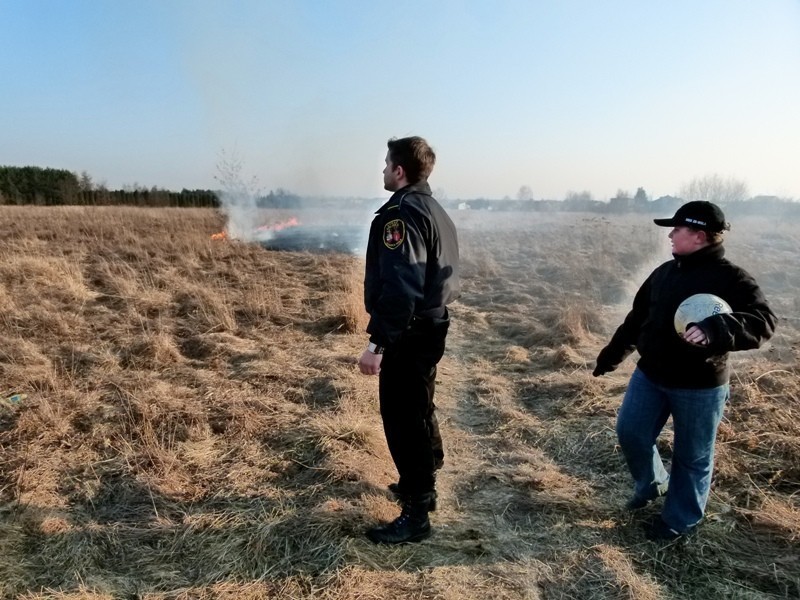 Pożar traw na osiedlu Południe [zdjęcia]