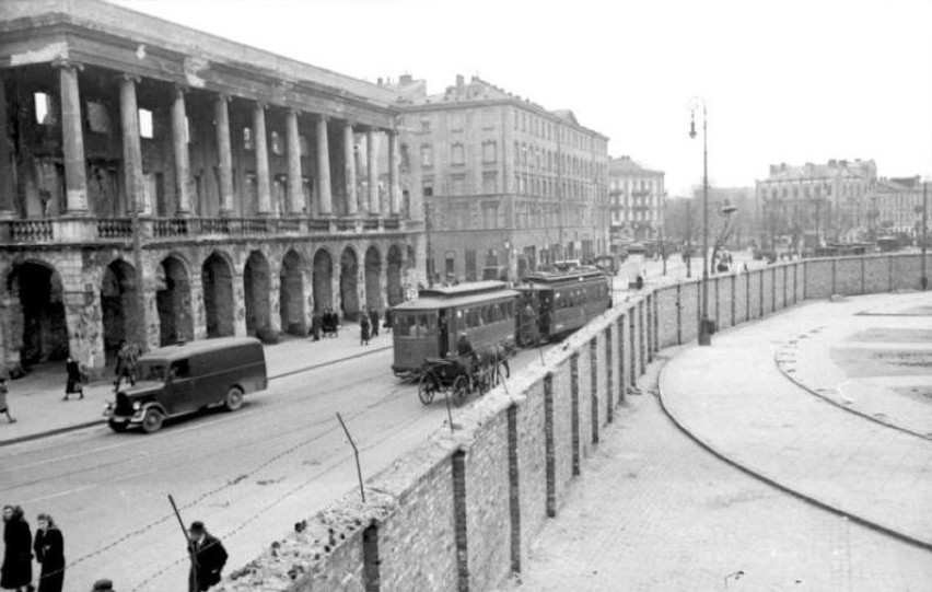 Getto warszawskie: pl. Żelaznej Bramy między murem getta i...