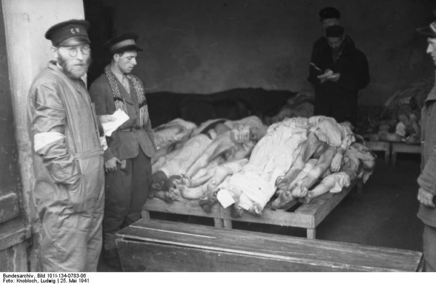 W latach 1940–42 w getcie, głównie z głodu, zimna i chorób,...