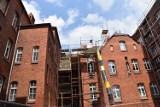Trwają prace przy budowie nowych dachów w szkołach w Rogoźnie i Kowanówku
