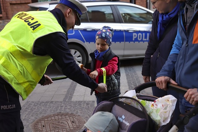 Policjanci z Rybnika rozdawali odblaski