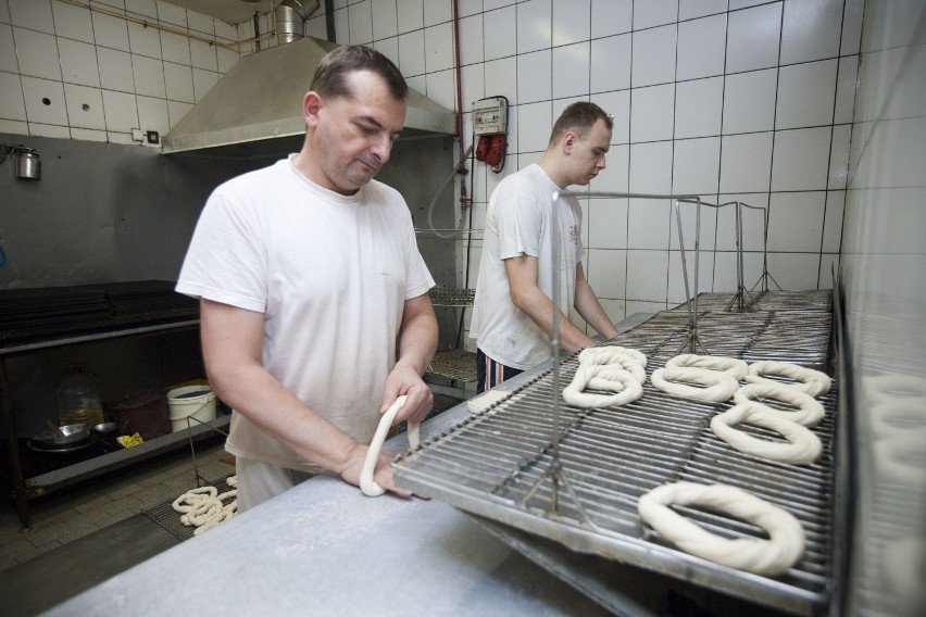 Kraków kojarzy się przybyszom z Wawelem,hejnałem ,legendą o...