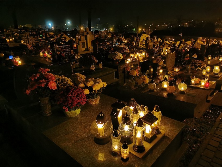 Cmentarze w Chrzanowie rozświetlone blaskiem tysięcy zniczy.