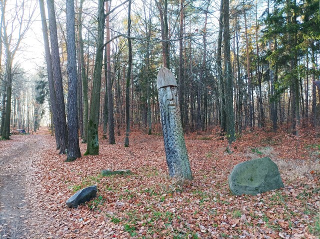 Rzeźby Słowian na wejściu do cmentarzyska