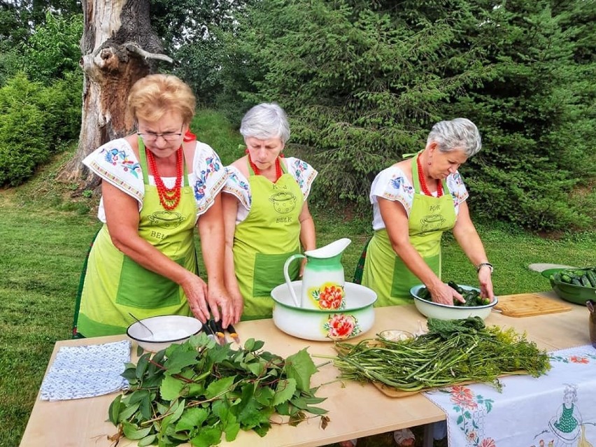 Jak ukisić ogórki i naszykować kluski ze skwarkami? Przepisy serwują panie z Kół Gospodyń Wiejskich