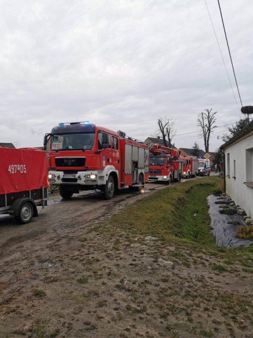 Pożar w Perzycach. Jedna osoba trafiła do szpitala. Na miejscu 5 zastępów straży pożarnej [ZDJĘCIA]