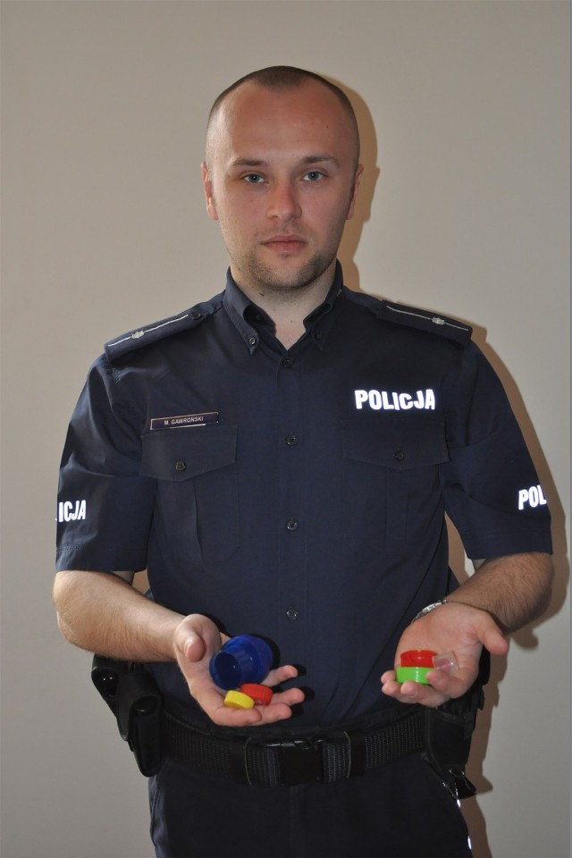 Michał Gawroński, rzecznik policji, zachęca dzieci, by przynosiły policjantom reklamówki pełne nakrętek