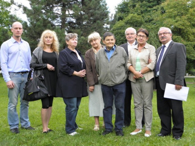 Mieszkańcy protestują przeciwko sprzedaży parku przy Domusie