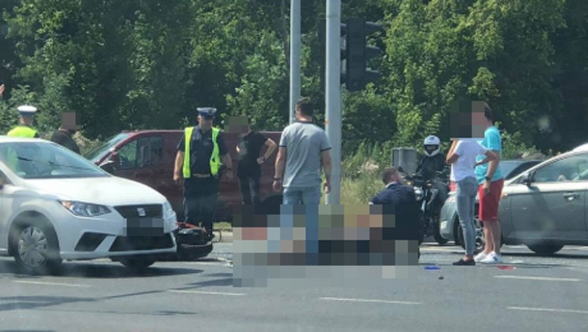 Wypadek w Katowicach, obok Galerii Libero. Zderzenie skutera z Teslą. Ranny mężczyzna trafił do szpitala