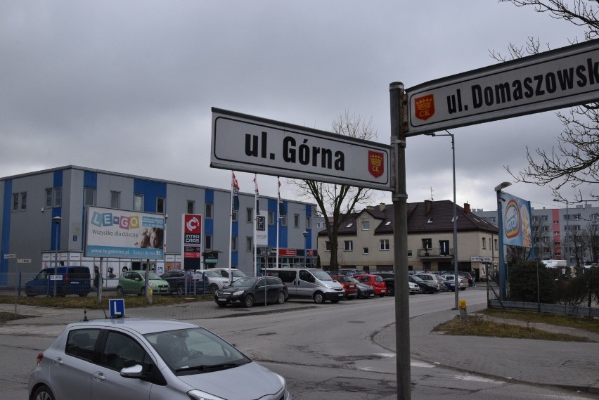 Ten parking przy ulicy Wiejskiej w pobliżu skrzyżowania z...