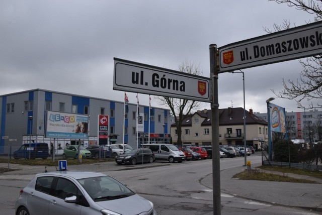 Ten parking przy ulicy Wiejskiej w pobliżu skrzyżowania z Domaszowską też ma być zmniejszony do paru miejsc.