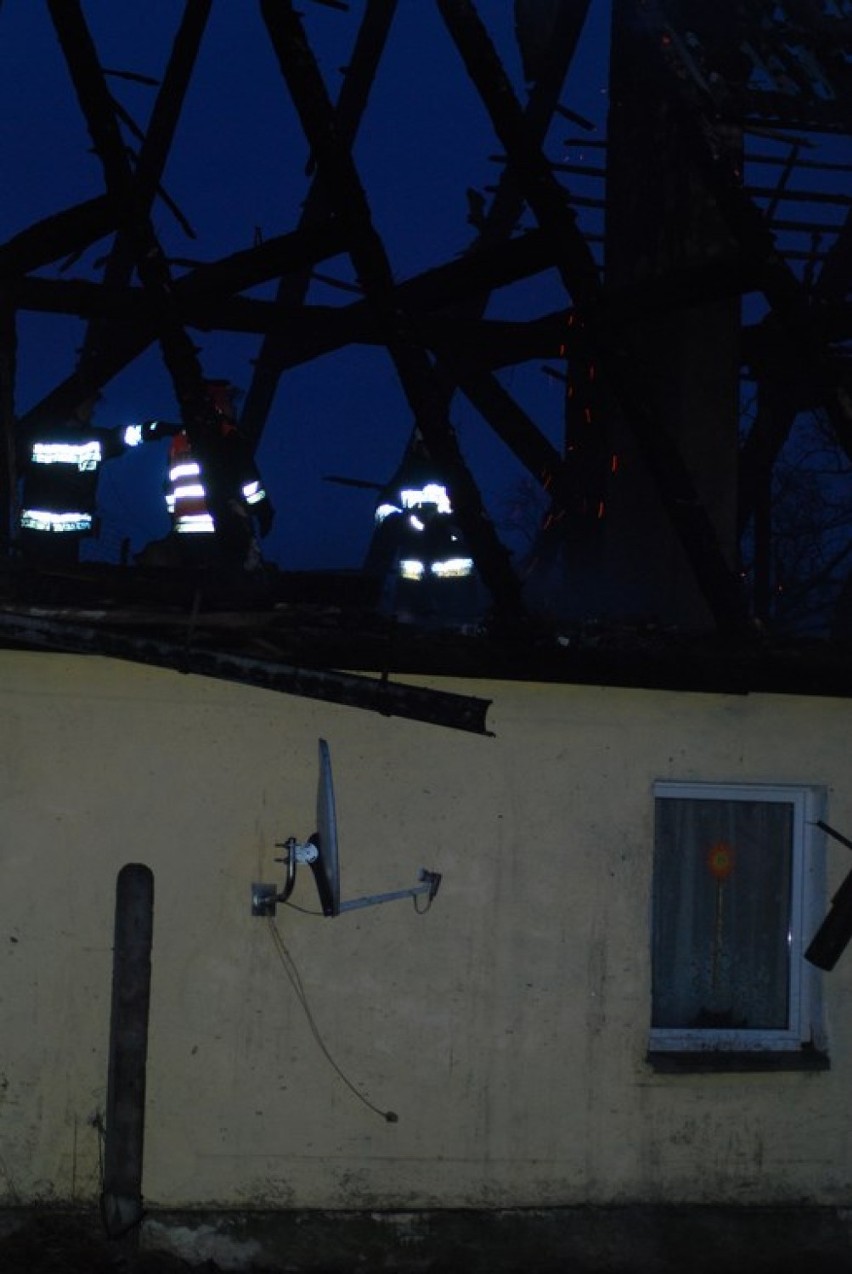 Pożar w Elżbietowie: Spłonął dach budynku mieszkalnego