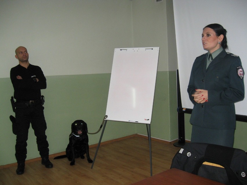 KRÓTKO: Policjanci i celnicy z psem Koksem odwiedzili ZSE-U